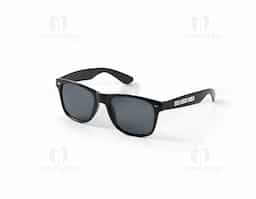 Óculos de sol em PC com lentes de categoria 3 e proteção UV400, proporcionando alta proteção contra os raios solares. Em conformidade com as normas EN ISO 12312-1, garante segurança e qualidade para o uso diário. Leve, resistente e confortável, é ideal para diversas ocasiões, combinando estilo e funcionalidade. Perfeito para quem busca um acessório moderno e eficiente para a proteção ocular.