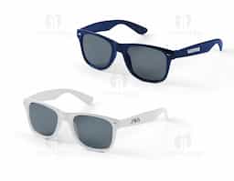 Óculos de sol em PC com lentes de categoria 3 e proteção UV400, proporcionando alta proteção contra os raios solares. Em conformidade com as normas EN ISO 12312-1, garante segurança e qualidade para o uso diário. Leve, resistente e confortável, é ideal para diversas ocasiões, combinando estilo e funcionalidade. Perfeito para quem busca um acessório moderno e eficiente para a proteção ocular.