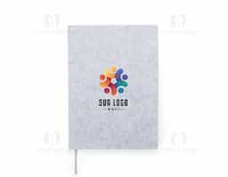 Confira a sofisticação e o conforto deste caderno em feltro, feito para tornar as anotações ainda mais eficientes assim que as ideias surgem. Com 96 folhas pautadas e uma fita de cetim para marcar páginas favoritas, ele é ideal para organizar ideias, compromissos e inspirações.