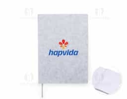 Confira a sofisticação e o conforto deste caderno em feltro, feito para tornar as anotações ainda mais eficientes assim que as ideias surgem. Com 96 folhas pautadas e uma fita de cetim para marcar páginas favoritas, ele é ideal para organizar ideias, compromissos e inspirações.