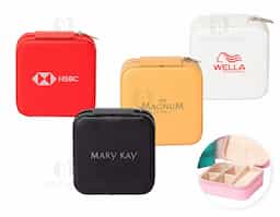 Porta-joias de couro sintético com revestimento aveludado. Cada compartimento interno é pensado para guardar anéis, brincos, pulseiras e colares com elegância e organização.