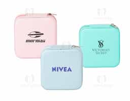 Porta-joias de couro sintético com revestimento aveludado. Cada compartimento interno é pensado para guardar anéis, brincos, pulseiras e colares com elegância e organização.