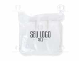 O kit viagem 3 peças é a escolha perfeita para quem busca praticidade e organização durante as viagens. O conjunto inclui três frascos plásticos de 60ml, ideais para transportar líquidos e produtos de higiene pessoal, respeitando as normas de segurança para viagens aéreas. O estojo de PVC com ziplock mantém os itens organizados e seguros, além de evitar que a umidade espalhe para a área externa, caso os itens estejam molhados.