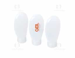 O kit viagem 3 peças é a escolha perfeita para quem busca praticidade e organização durante as viagens. O conjunto inclui três frascos plásticos de 60ml, ideais para transportar líquidos e produtos de higiene pessoal, respeitando as normas de segurança para viagens aéreas. O estojo de PVC com ziplock mantém os itens organizados e seguros, além de evitar que a umidade espalhe para a área externa, caso os itens estejam molhados.
