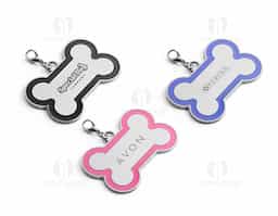 Este chaveiro em formato de osso é decorado com linha colorida ao redor, oferecendo um toque personalizado. É uma opção prática e charmosa para identificar o seu animal de estimação, além de ser fácil de prender à coleira, garantindo mais segurança e estilo para o dia a dia do seu pet.