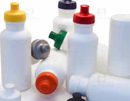 Squeeze de 500ml feito em plástico resistente, ideal para hidratação no dia a dia ou em atividades físicas. Possui detalhe em relevo na parte superior para melhor pegada e tampa de bico em plástico com rosqueamento seguro. Leve, prático e funcional.