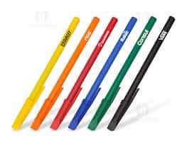 Caneta plástica com tampa, leve e prática para o dia a dia. Possui carga esferográfica azul, proporcionando escrita suave e contínua. Ideal para uso escolar, profissional ou pessoal.