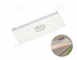 Estojo plástico modelo Zip Zap com sistema de abertura e fechamento prático: basta deslizar o suporte branco para os lados. Compacto, resistente e funcional, ideal para organizar lápis, canetas e outros itens escolares ou de escritório.