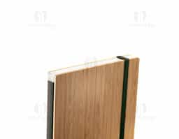 Caderno de bolso de capa e contracapa em placa de bambu e lombada em poliéster 100% reciclado (100% rPET). O interior contém 80 folhas lisas com papel reciclado, suporte para esferográfica (não inclusa) e elástico para fecho do caderno. A cor e o resultado da impressão nos materiais naturais pode variar entre produtos. 90 x 140 mm
