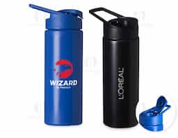 Squeeze de polietileno com capacidade de 550ml, ideal para hidratação em qualquer momento do dia. Possui tampa plástica rosqueável com alça integrada e tampa protetora para o bocal, garantindo praticidade e higiene no uso diário ou em atividades físicas.