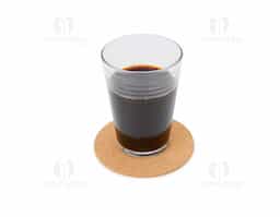 Porta-copos feito em cortiça, com design sustentável e toque rústico. Ideal para proteger superfícies contra líquidos e manchas, além de adicionar charme à decoração. Leve, resistente e ecológico, perfeito para uso diário.