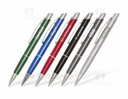 Caneta metálica com acionamento por clique, equipada com carga esferográfica azul. Design elegante e funcional, ideal para escrita suave e precisa no dia a dia.