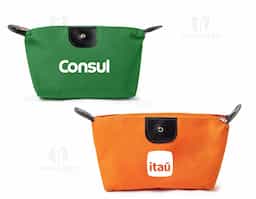 Nécessaire confeccionada em tecido nylon Oxford resistente à água, com detalhes em couro sintético que agregam sofisticação ao design. A parte interna possui revestimento emborrachado, facilitando a limpeza e oferecendo maior proteção aos itens armazenados. Une elegância e simplicidade em um único produto, ideal para o dia a dia ou viagens. Conta ainda com detalhe circular brilhante aplicado no couro frontal, que valoriza o acabamento e confere um toque moderno. Uma excelente opção de brinde corporativo funcional e de destaque.