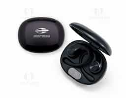 Descubra uma nova experiência de som com o nosso Fone de Ouvido de Condução Óssea, ideal para quem valoriza conforto e liberdade! Com design ergonômico, ele se adapta perfeitamente sem precisar ser inserido no ouvido, proporcionando uma sensação mais leve e natural – ideal para atividades físicas intensas. À prova d’água, ele resiste ao suor, tornando-se o parceiro ideal para treinos ao ar livre. Com controles intuitivos, basta tocar duas vezes no lado esquerdo para avançar a música e três vezes para aumentar o volume; no lado direito, dois toques voltam a faixa e três toques reduzem o volume. Para alternar entre o Modo Música e o Modo Jogo, toque quatro vezes em qualquer lado – no Modo Jogo, a latência é reduzida e o Bluetooth otimizado para uma experiência imersiva em games. Acompanha case com carregamento e cabo tipo-C para recargas práticas e rápidas. Se você busca conforto, desempenho e praticidade, este fone é a escolha ideal!