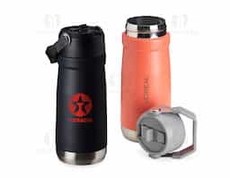 Garrafa térmica de inox com parede dupla e capacidade de 550ml. Tampa com alça para transporte, bico flip e canudo interno. Ideal para manter sua bebida na temperatura certa o dia todo.
