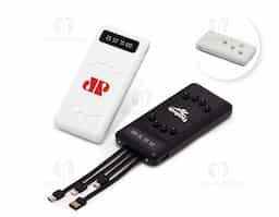Carregador power bank de 10.000mAh com lanternas e múltiplas saídas. Fabricado em plástico com display integrado, este power bank vem equipado com quatro cabos de carregamento, eliminando a necessidade de transportar cabos extras. Compatível com entradas V8, Tipo-C, Lightning e USB, ele oferece praticidade absoluta. Para um transporte conveniente e seguro, o power bank possui ventosas para fixação do celular e uma capacidade real de 6.000mAh para manter os dispositivos sempre carregados.. Acompanha cabo USB-V8.