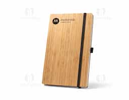 Caderno A5 de capa e contracapa em placa de bambu e lombada em poliéster 100% reciclado (100% rPET). O interior contém 96 folhas pautadas com papel reciclado, suporte para esferográfica (não inclusa) e elástico para fecho do caderno. A cor e o resultado da impressão nos materiais naturais pode variar entre produtos. 140 x 210 mm