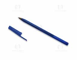 Caneta plástica com design moderno e tampa protetora. Possui carga esferográfica azul de escrita suave e duradoura. Ideal para o dia a dia, brindes e uso corporativo.