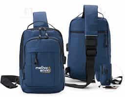 Mochila de ombro 7L em couro sintético, resistente à água, com 4 compartimentos, bolso para tablet, entrada USB e alça refletiva. Estilo casual e organização para o dia a dia!  