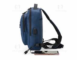 Mochila de ombro 7L em couro sintético, resistente à água, com 4 compartimentos, bolso para tablet, entrada USB e alça refletiva. Estilo casual e organização para o dia a dia!  