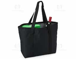 Sacola térmica 16L em poliéster durável, com material interno que conserva a temperatura. Leve, espaçosa e funcional, ideal para passeios, viagens ou compras com muito mais praticidade.