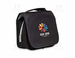  A bolsa de higiene pessoal para viagens é a escolha perfeita para quem busca praticidade e organização. Feita em tecido Oxford resistente à agua, ela é fácil de limpar. Com um design funcional, possui compartimentos amplos que acomodam itens essenciais, desde acessórios de maquiagem, como pincéis à cremes e escovas de dente. Além de contar com um gancho prático para pendurar e manter tudo ao seu alcance. Compacta, mas com muito espaço, esta nécessaire combina estilo moderno e praticidade.