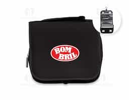 A bolsa de higiene pessoal para viagens é a escolha perfeita para quem busca praticidade e organização. Feita em tecido Oxford resistente à agua, ela é fácil de limpar. Com um design funcional, possui compartimentos amplos que acomodam itens essenciais, desde acessórios de maquiagem, como pincéis à cremes e escovas de dente. Além de contar com um gancho prático para pendurar e manter tudo ao seu alcance. Compacta, mas com muito espaço, esta nécessaire combina estilo moderno e praticidade.