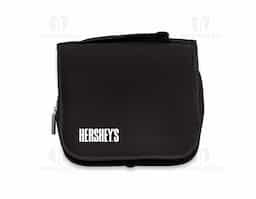  A bolsa de higiene pessoal para viagens é a escolha perfeita para quem busca praticidade e organização. Feita em tecido Oxford resistente à agua, ela é fácil de limpar. Com um design funcional, possui compartimentos amplos que acomodam itens essenciais, desde acessórios de maquiagem, como pincéis à cremes e escovas de dente. Além de contar com um gancho prático para pendurar e manter tudo ao seu alcance. Compacta, mas com muito espaço, esta nécessaire combina estilo moderno e praticidade.