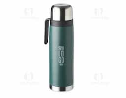 Garrafa térmica de 900ml em inox com alça plástica resistente. Conta com tampa rosqueável externa e tampa interna com bico plástico vermelho para servir com praticidade e segurança. Ideal para manter bebidas quentes ou frias por mais tempo.