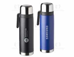 Garrafa térmica de 900ml em inox com alça plástica resistente. Conta com tampa rosqueável externa e tampa interna com bico plástico vermelho para servir com praticidade e segurança. Ideal para manter bebidas quentes ou frias por mais tempo.