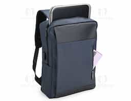 Proteção, segurança e praticidade em um só modelo! Esta mochila de 22 litros é confeccionada em poliuretano impermeável, garantindo resistência e proteção extra contra chuva e respingos. Seu compartimento principal inclui um espaço acolchoado para notebook de até 17 polegadas, enquanto o cadeado numérico TSA adiciona uma camada extra de segurança, tornando-a uma opção antifurto ideal para o dia a dia. Conta ainda com dois bolsos laterais para itens de fácil acesso e adaptador USB para carregar dispositivos com mais praticidade. O transporte é confortável e respirável, graças à alça de mão e às alças para as costas com revestimento espumado.