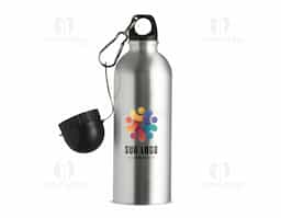 Squeeze de alumínio com capacidade de 500ml, possui acabamento especial para sublimação. Acompanha tampa rosqueável e um segundo bico com mosquetão para facilitar o transporte. Produto não térmico, ideal para uso diário.