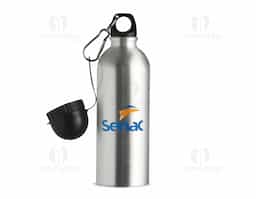 Squeeze de alumínio com capacidade de 500ml, possui acabamento especial para sublimação. Acompanha tampa rosqueável e um segundo bico com mosquetão para facilitar o transporte. Produto não térmico, ideal para uso diário.