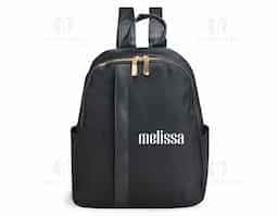 Mochila feminina de 9L, compacta e sofisticada, ideal para uso casual ou profissional. Feita em Oxford resistente à água, possui 3 compartimentos, incluindo bolso antifurto, internos e laterais. Alças ajustáveis e alça de mão em couro sintético completam o design elegante e funcional.