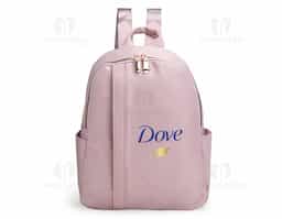 Mochila feminina de 9L, compacta e sofisticada, ideal para uso casual ou profissional. Feita em Oxford resistente à água, possui 3 compartimentos, incluindo bolso antifurto, internos e laterais. Alças ajustáveis e alça de mão em couro sintético completam o design elegante e funcional.