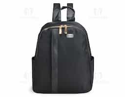 Mochila feminina de 9L, compacta e sofisticada, ideal para uso casual ou profissional. Feita em Oxford resistente à água, possui 3 compartimentos, incluindo bolso antifurto, internos e laterais. Alças ajustáveis e alça de mão em couro sintético completam o design elegante e funcional.