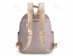 Mochila feminina de 9L, compacta e sofisticada, ideal para uso casual ou profissional. Feita em Oxford resistente à água, possui 3 compartimentos, incluindo bolso antifurto, internos e laterais. Alças ajustáveis e alça de mão em couro sintético completam o design elegante e funcional.