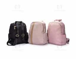 Mochila feminina de 9L, compacta e sofisticada, ideal para uso casual ou profissional. Feita em Oxford resistente à água, possui 3 compartimentos, incluindo bolso antifurto, internos e laterais. Alças ajustáveis e alça de mão em couro sintético completam o design elegante e funcional.