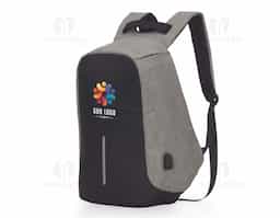 Mochila anti-furto de poliéster. Pensando na segurança do usuário foi confeccionado o compartimento principal na área traseira, impossibilitando a abertura do produto mesmo com a mochila na costa do usuário. Possui dispositivo com entrada USB na parte externa com cabo USB acoplado internamente; permitindo a conexão de um carregador portátil na área interna e a conexão de um eletrônico na área externa, viabilizando a carga e utilização do eletrônico enquanto caminha. Área interna do compartimento principal: bolso para notebook de 15,6 polegadas, bolso para tablet, quatro bolsos para acessórios, possui nas laterais internas sistema de velcro, maximizando a segurança da mochila. Parte frontal com faixa refletiva, alças para as costas ajustáveis revestidas com espuma para um maior conforto sendo uma delas com bolso de zíper, alça para mãos e alça horizontal para encaixe em malas de viagem.