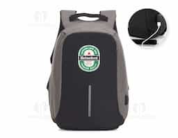 Mochila anti-furto de poliéster. Pensando na segurança do usuário foi confeccionado o compartimento principal na área traseira, impossibilitando a abertura do produto mesmo com a mochila na costa do usuário. Possui dispositivo com entrada USB na parte externa com cabo USB acoplado internamente; permitindo a conexão de um carregador portátil na área interna e a conexão de um eletrônico na área externa, viabilizando a carga e utilização do eletrônico enquanto caminha. Área interna do compartimento principal: bolso para notebook de 15,6 polegadas, bolso para tablet, quatro bolsos para acessórios, possui nas laterais internas sistema de velcro, maximizando a segurança da mochila. Parte frontal com faixa refletiva, alças para as costas ajustáveis revestidas com espuma para um maior conforto sendo uma delas com bolso de zíper, alça para mãos e alça horizontal para encaixe em malas de viagem.