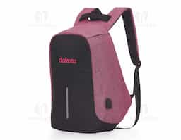 Mochila anti-furto de poliéster. Pensando na segurança do usuário foi confeccionado o compartimento principal na área traseira, impossibilitando a abertura do produto mesmo com a mochila na costa do usuário. Possui dispositivo com entrada USB na parte externa com cabo USB acoplado internamente; permitindo a conexão de um carregador portátil na área interna e a conexão de um eletrônico na área externa, viabilizando a carga e utilização do eletrônico enquanto caminha. Área interna do compartimento principal: bolso para notebook de 15,6 polegadas, bolso para tablet, quatro bolsos para acessórios, possui nas laterais internas sistema de velcro, maximizando a segurança da mochila. Parte frontal com faixa refletiva, alças para as costas ajustáveis revestidas com espuma para um maior conforto sendo uma delas com bolso de zíper, alça para mãos e alça horizontal para encaixe em malas de viagem.