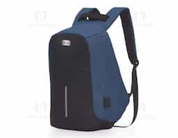 Mochila anti-furto de poliéster. Pensando na segurança do usuário foi confeccionado o compartimento principal na área traseira, impossibilitando a abertura do produto mesmo com a mochila na costa do usuário. Possui dispositivo com entrada USB na parte externa com cabo USB acoplado internamente; permitindo a conexão de um carregador portátil na área interna e a conexão de um eletrônico na área externa, viabilizando a carga e utilização do eletrônico enquanto caminha. Área interna do compartimento principal: bolso para notebook de 15,6 polegadas, bolso para tablet, quatro bolsos para acessórios, possui nas laterais internas sistema de velcro, maximizando a segurança da mochila. Parte frontal com faixa refletiva, alças para as costas ajustáveis revestidas com espuma para um maior conforto sendo uma delas com bolso de zíper, alça para mãos e alça horizontal para encaixe em malas de viagem.