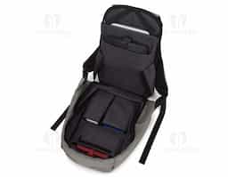 Mochila anti-furto de poliéster. Pensando na segurança do usuário foi confeccionado o compartimento principal na área traseira, impossibilitando a abertura do produto mesmo com a mochila na costa do usuário. Possui dispositivo com entrada USB na parte externa com cabo USB acoplado internamente; permitindo a conexão de um carregador portátil na área interna e a conexão de um eletrônico na área externa, viabilizando a carga e utilização do eletrônico enquanto caminha. Área interna do compartimento principal: bolso para notebook de 15,6 polegadas, bolso para tablet, quatro bolsos para acessórios, possui nas laterais internas sistema de velcro, maximizando a segurança da mochila. Parte frontal com faixa refletiva, alças para as costas ajustáveis revestidas com espuma para um maior conforto sendo uma delas com bolso de zíper, alça para mãos e alça horizontal para encaixe em malas de viagem.