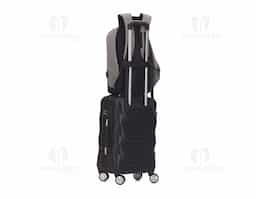 Mochila anti-furto de poliéster. Pensando na segurança do usuário foi confeccionado o compartimento principal na área traseira, impossibilitando a abertura do produto mesmo com a mochila na costa do usuário. Possui dispositivo com entrada USB na parte externa com cabo USB acoplado internamente; permitindo a conexão de um carregador portátil na área interna e a conexão de um eletrônico na área externa, viabilizando a carga e utilização do eletrônico enquanto caminha. Área interna do compartimento principal: bolso para notebook de 15,6 polegadas, bolso para tablet, quatro bolsos para acessórios, possui nas laterais internas sistema de velcro, maximizando a segurança da mochila. Parte frontal com faixa refletiva, alças para as costas ajustáveis revestidas com espuma para um maior conforto sendo uma delas com bolso de zíper, alça para mãos e alça horizontal para encaixe em malas de viagem.