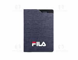 Caderno A5 com capa dura em tecido poliéster 100% reciclado (rPET). Contém 80 folhas pautadas em papel reciclado cor marfim, fita separadora e suporte para esferográfica no topo.