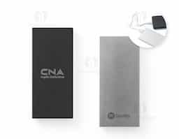 Bateria portátil de 10.000 mAh em alumínio 100% reciclado. Possui porta USB-C (entrada/saída) e duas saídas USB-A. Inclui cabo USB-C de carregamento rápido. Embalada em caixa presente de papel kraft reciclado. Ideal para uso sustentável no dia a dia