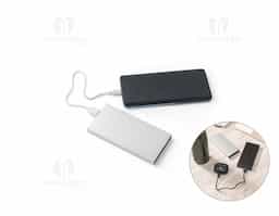 Bateria portátil de 10.000 mAh em alumínio 100% reciclado. Possui porta USB-C (entrada/saída) e duas saídas USB-A. Inclui cabo USB-C de carregamento rápido. Embalada em caixa presente de papel kraft reciclado. Ideal para uso sustentável no dia a dia