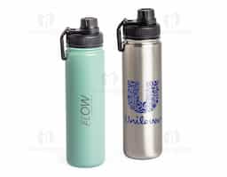 Garrafa térmica em inox com capacidade de 650ml, possui parede dupla que auxilia na conservação da temperatura. Acompanha tampa plástica rosqueável com bocal integrado e alça acoplada para facilitar o transporte. Ideal para uso diário.