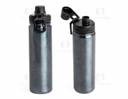 Garrafa térmica em inox com capacidade de 650ml, possui parede dupla que auxilia na conservação da temperatura. Acompanha tampa plástica rosqueável com bocal integrado e alça acoplada para facilitar o transporte. Ideal para uso diário.