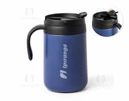 Caneca térmica feita em inox 304 com parede dupla, capacidade de 500ml. Contém tampa com acesso para o bocal, alça plástica e base antiderrapante.